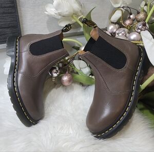 Dr Martens  2976 Yellow Stitch Artimus Chelsea womens Boots Khaki New